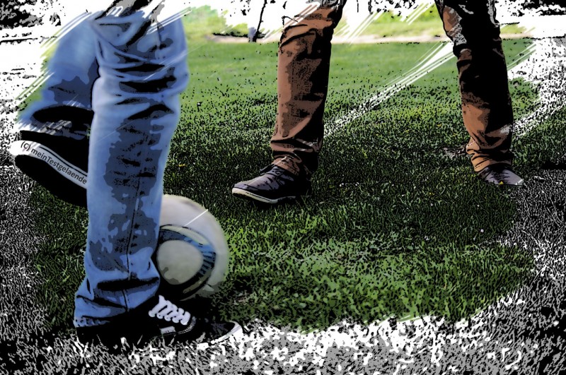 Beine von Menschen, die Fußball spielen