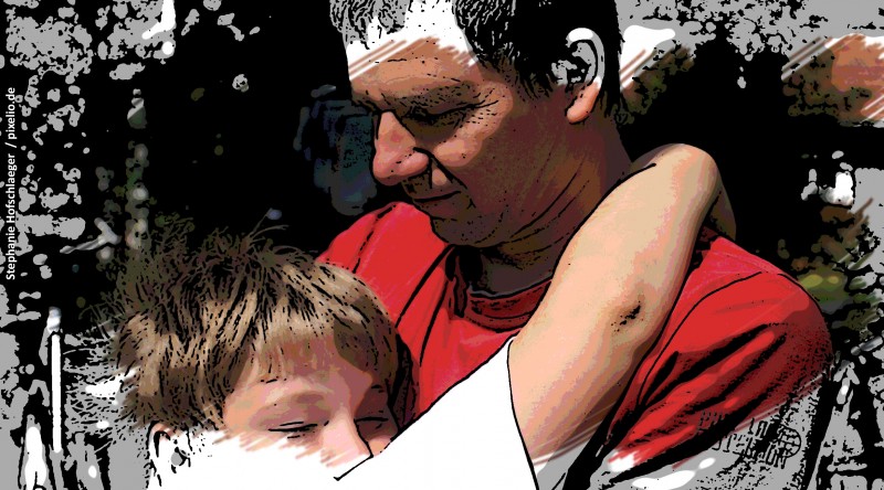 Das Bild zeigt einen Sohn, der seinen Vater umarmt.
