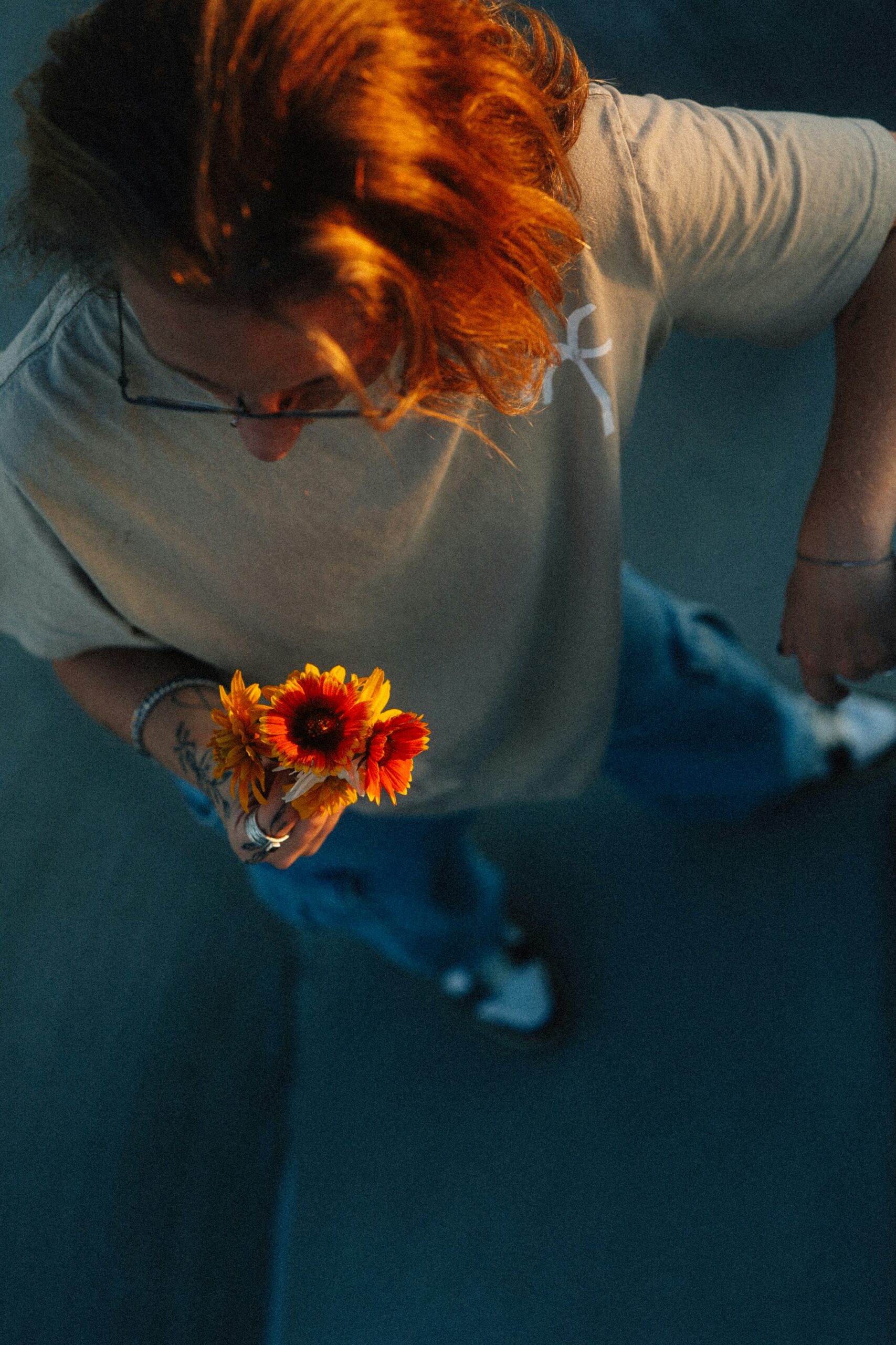 Ein junger Mensch mit Blume